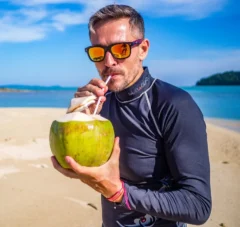 Jens paradiisisaarelt üksikul saarel kookosega