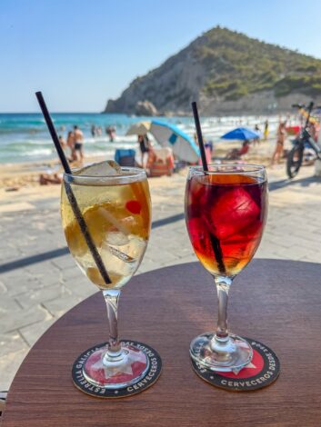 Cava Sangria ja tavaline Sangria. Siin rannaosas olid ka kõik baarid ja söögikohad. Seega järgmistel fotodel taust pea muutumatu - La Cala de Finestrat