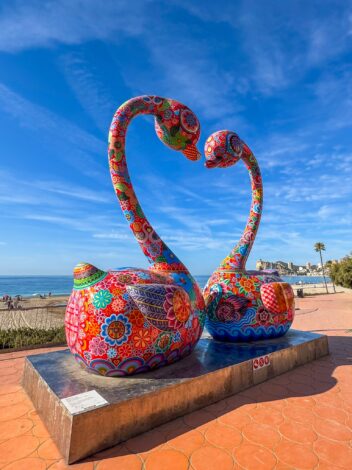 Swan’s Love skulptuur Benidormi rannapromenaadil