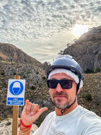 Matk kaljuseinale rajatud rippteel - Pasarela de Relleu