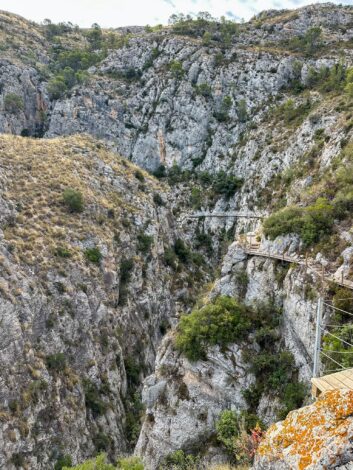 Matk kaljuseinale rajatud rippteel - Pasarela de Relleu