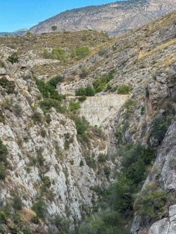 Ripptee sajanditevanuse tammi kohal, ehitatud olude sunnil kahel korral veel kõrgemaks kui algne rajatis - Pasarela de Relleu