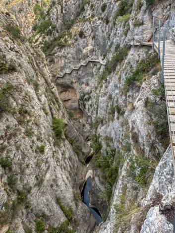 Matk kaljuseinale rajatud rippteel - Pasarela de Relleu